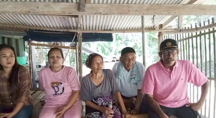 Warung Warga Sekitar Makam Singaperbangsa Di Bongkar, Warga Tuntut Kompensasi Ke Pemkab Karawang