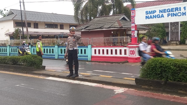 Meskipun Hujan, Satlantas Polres Melawi Tetap Berikan Pelayanan Pengaturan Lalin