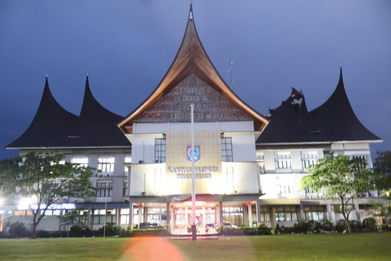 Gonjong Kantor Balaikota Payakumbuh Diterjang Angin Kencang
