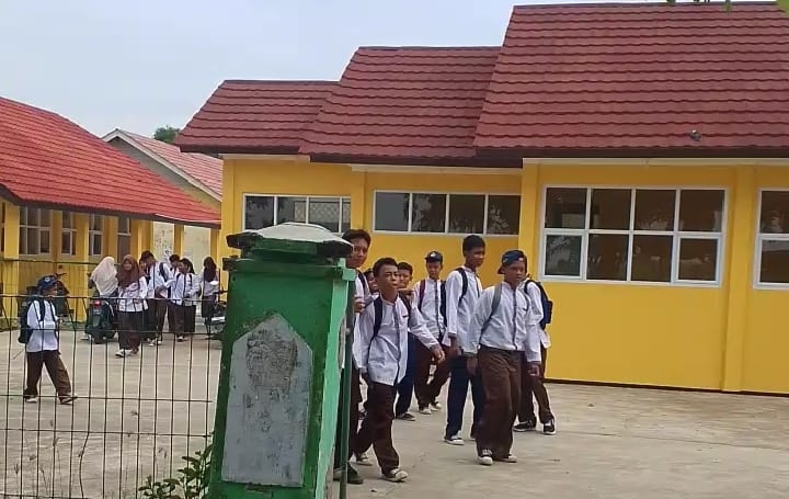 Diduga Oknum Guru SMPN 2 Cikul Jual Baju Seragam Abaikan Edaran Bupati Karawang.