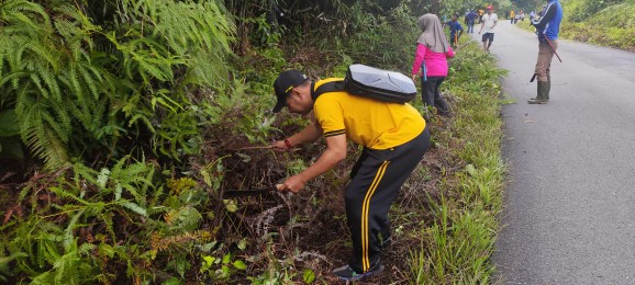 Polsek Pengkadan Gelar Kerja Bakti Di Sepanjang Jalan Mawan – Semelangit