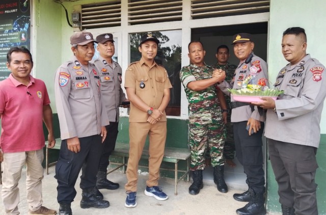 HUT TNI Ke-80, Kapolsek Menukung Potong Tumpeng Di Koramil 1205-18/Menukung