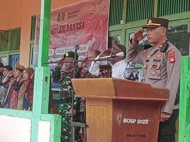 Kapolsek Menukung Jadi Pembina Upacara Hari Sumpah Pemuda Di SMA Negeri 1 Menukung