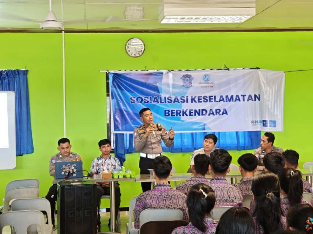 POLICE GOES TO SCHOOL: Satlantas Polres Melawi Ajak Pelajar Patuhi Aturan Lalu Lintas POLICE GOES TO SCHOOL: Satlantas Polres Melawi Ajak Pelajar Patuhi Aturan Lalu Lintas