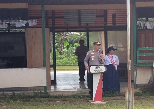 IPTU Suyono Sampaikan Bahaya Narkoba Dan Bullying Kepada Pelajar SMP Negeri 1 Menukung