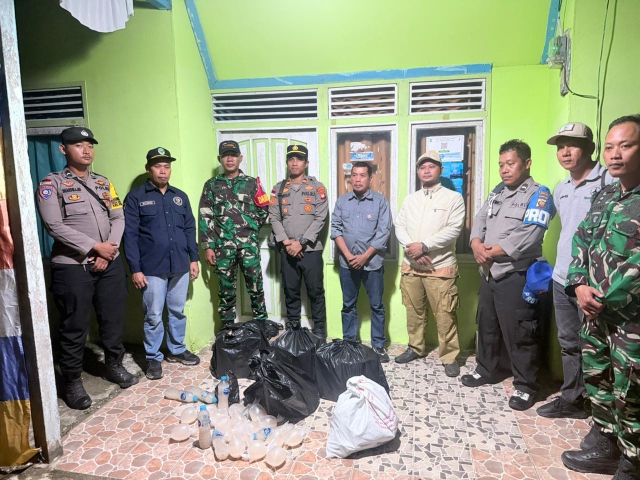 Petugas Gabungan Berhasil Sita 5 Kantong  Besar  Miras Petugas Gabungan Berhasil Sita 5 Kantong  Besar  Miras