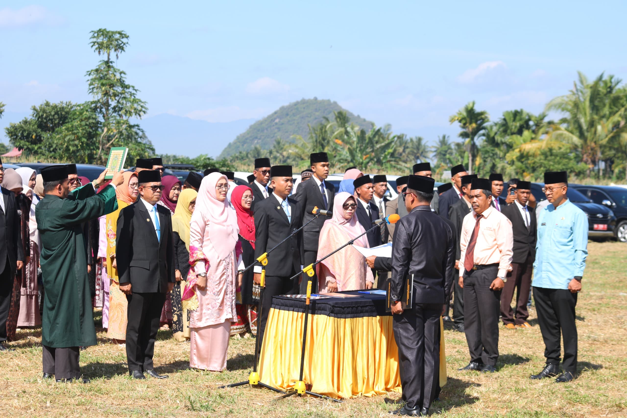 17 Pejabat Pimpinan Tinggi Pratama Dilantik Bupati Safni Dikawasan Pertanian