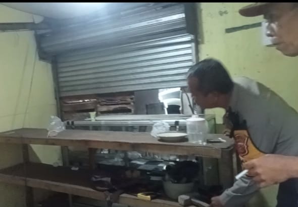 Kapolsek Tamansari Tutup Kios Obat Daftar G 1 Tamansari