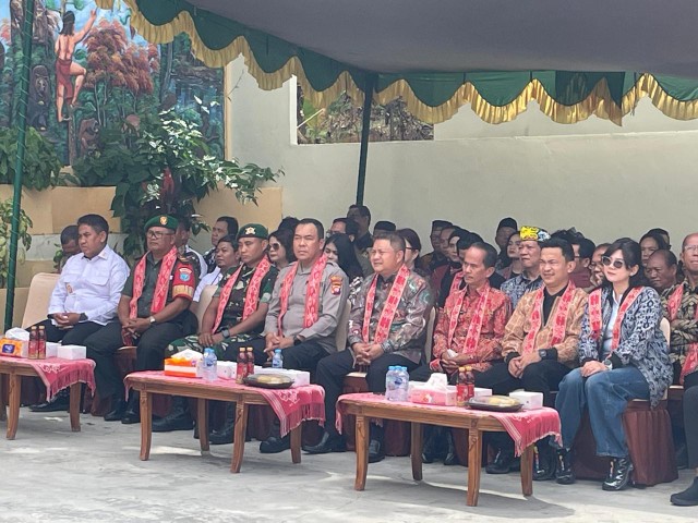 Kabag Ops Polres Sintang Hadiri Pembukaan Kelam Tourism Festival 2025, Pastikan Kegiatan Berjalan Aman dan Kondusif