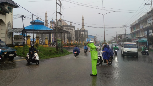 Kendati Hujan Deras, Satlantas Polres Melawi Tetap Semangat Melayani Pengguna Jalan