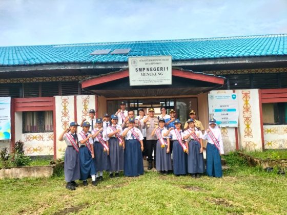 IPTU Suyono Sampaikan Bahaya Narkoba Dan Bullying Kepada Pelajar SMP Negeri 1 Menukung 1 y 800x600