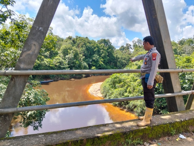 Polsek Menukung Pantau Debit Air dan Lokasi Rawan Bencana