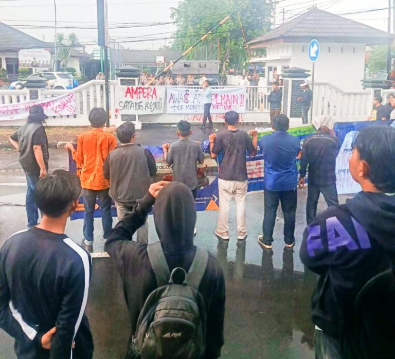 Puluhan Mahasiswa Tuntut Kejari Karawang, Penegakan Hukum Yang Tegas Terkait Kasus Dugaan Korupsi.