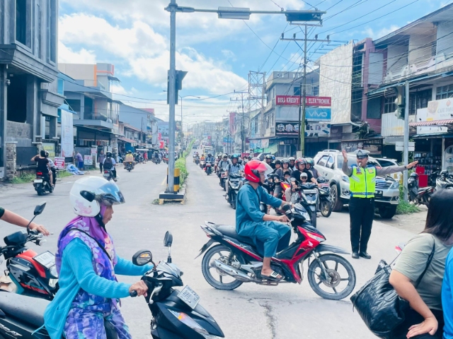Satgas Kamtibcar Lantas Lilin Kapuas 2025 Polres Melawi Atur Lalu Lintas di Daerah Padat Kendaraan