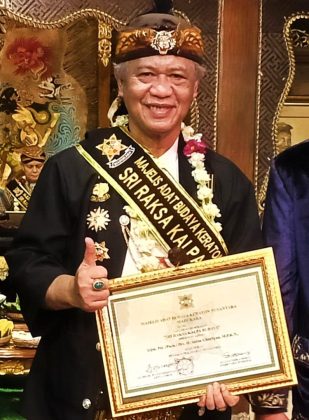 Abah Anton Charliyan Dianugerahi Sriraksa Kalpa Budaya sebagai Pelestari Budaya Nusantara 1 IMG 20251230 WA0010 1