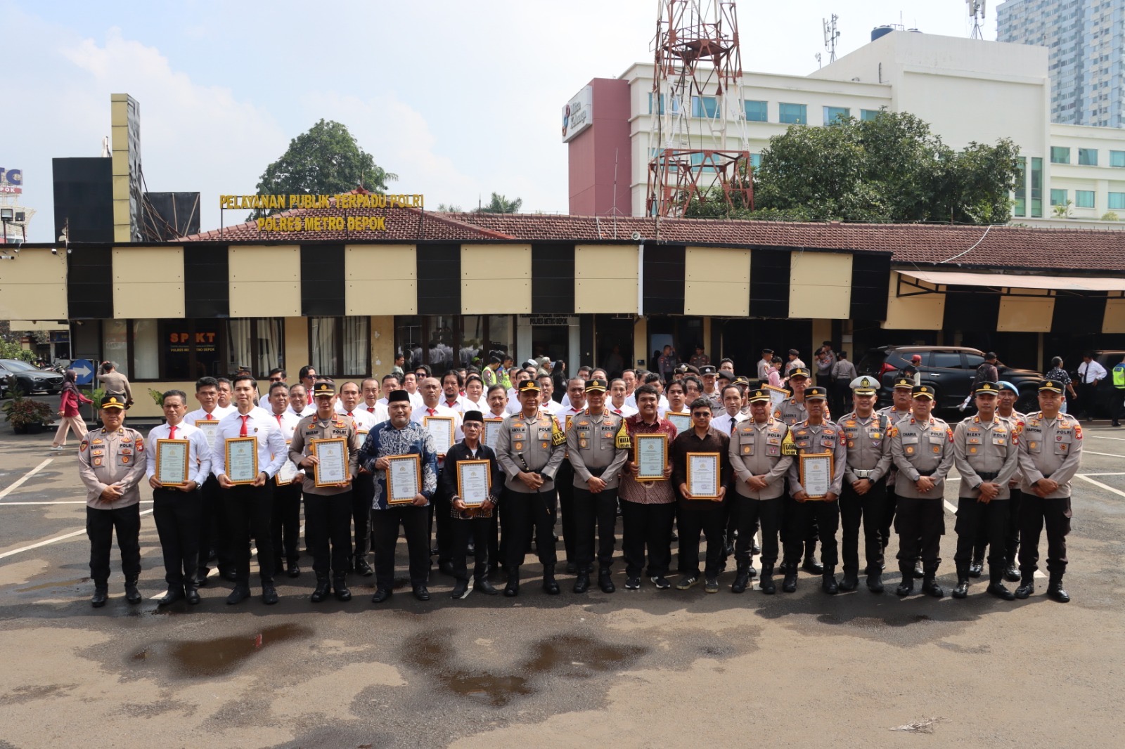 KAPOLRES DEPOK BERIKAN PENGHARGAAN KEPADA 56 PERSONEL BERPRESTASI DAN 4 WARGA SIPIL