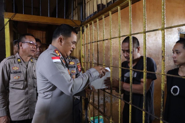 Polres Sintang Berbagi Makanan Siap Saji Kepada Para Tahanan