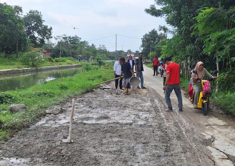 Demi Kenyamanan Dalam Berkendara, Ketua IKD Kecamatan Banyusari Gandeng Seluruh Kades Perbaikan Jalan Rusak.