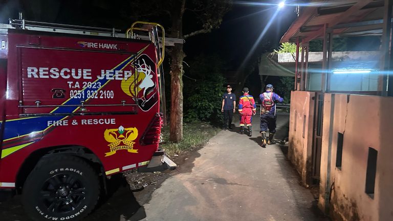 Petugas Damkar Melindungi Masyarakat