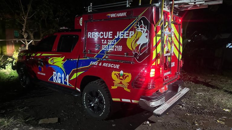 Petugas Damkar Melindungi Masyarakat