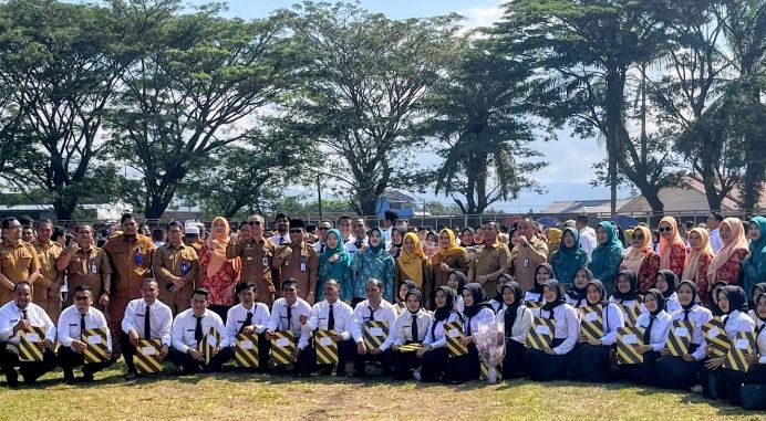 Wali Kota Melantik Dan Menyerahkan SK Bagi 1.822 PPPK Paruh Waktu Di Stadion HM.Nurdin Kota Padangsidimpuan.