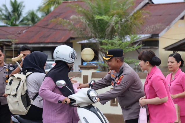 Kapolres Melawi Berbagi Takjil di Bulan Suci Ramadhan 1447 H, Pererat Kedekatan dengan Masyarakat