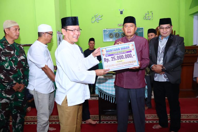 Wako Zulmaeta Serahkan Bantuan Pembangunan Mesjid Baiturrahman