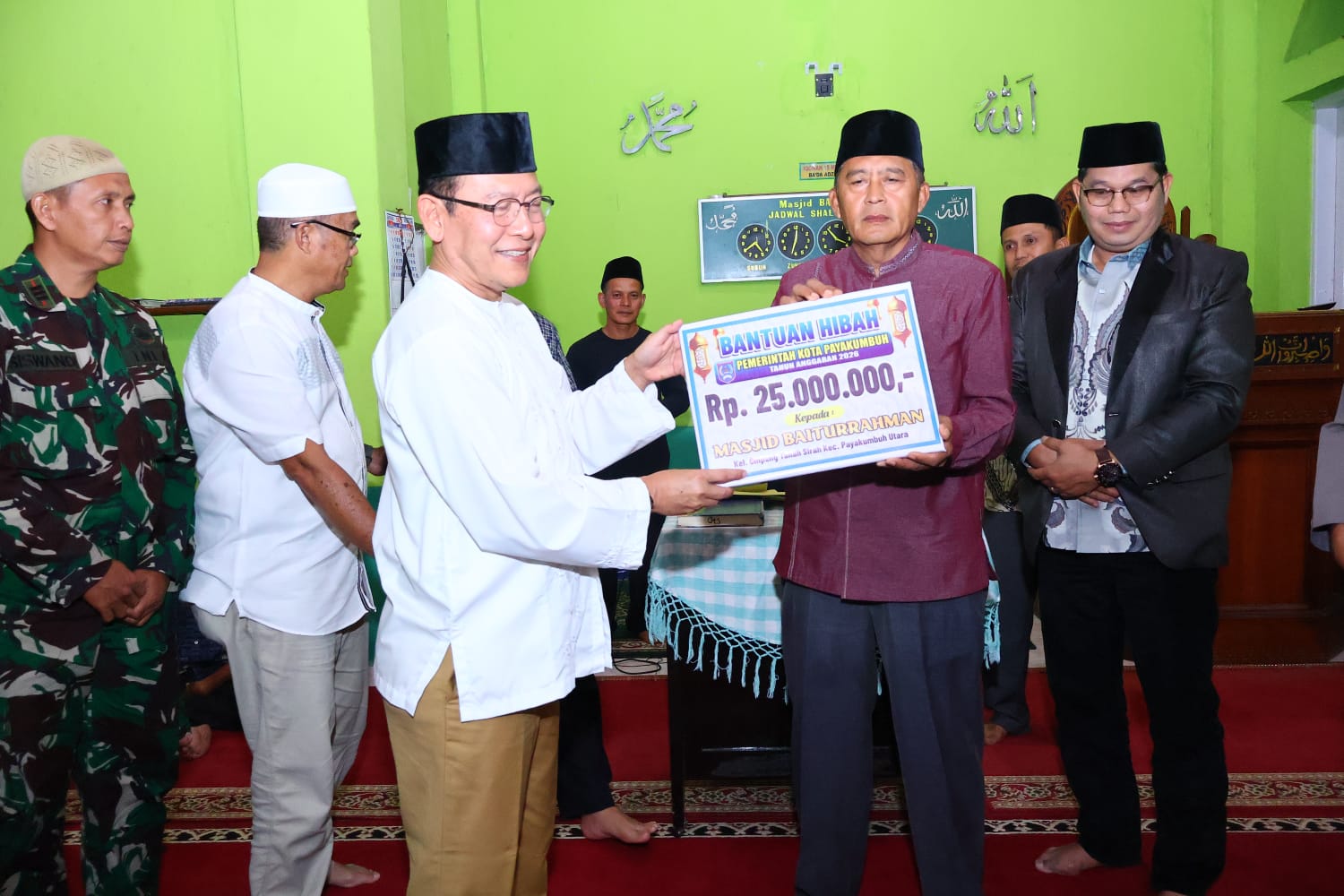 Wako Zulmaeta Serahkan Bantuan Pembangunan Mesjid Baiturrahman