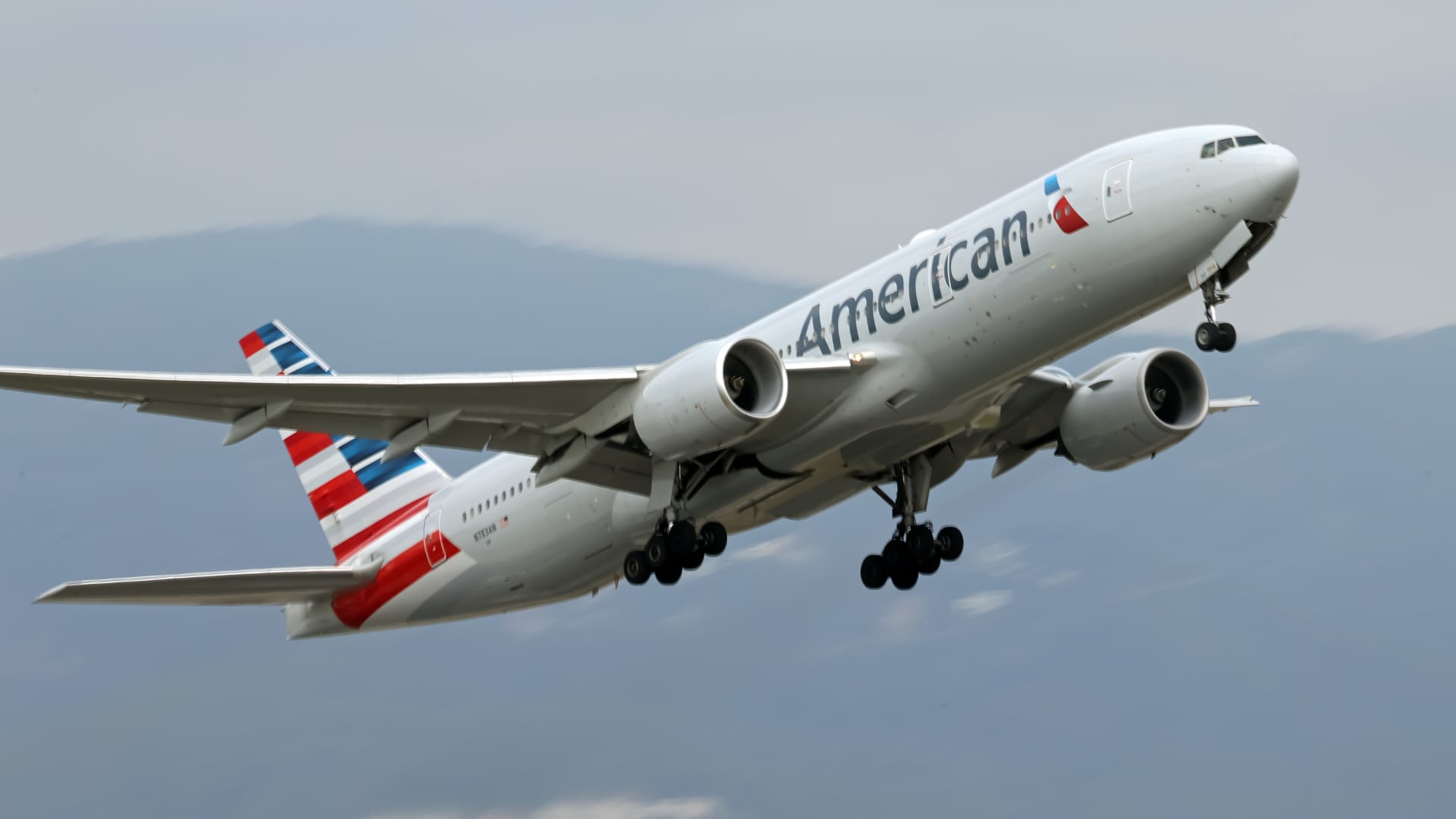 American Airlines Naikkan Biaya Tahunan Kartu Kredit Hadiah
