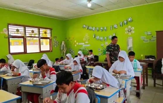 Babinsa Guguak Dampingi MBG untuk 230 Siswa SDN 01 Mungka