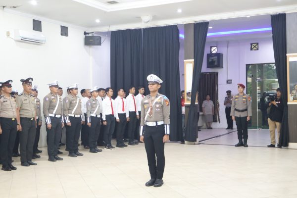 Kapolres Pelalawan Beri Penghargaan dan PTDH Anggota