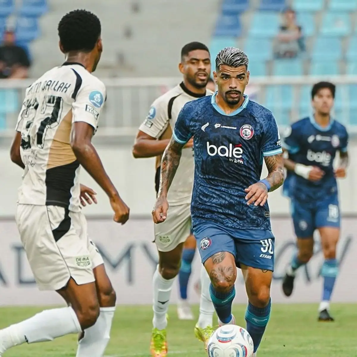 Arema FC Hancurkan Dewa United 4-0 di Kanjuruhan