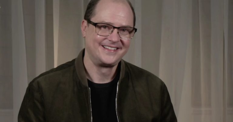 Mike Flanagan Adaptasi Carrie, Soroti Remaja 2026
