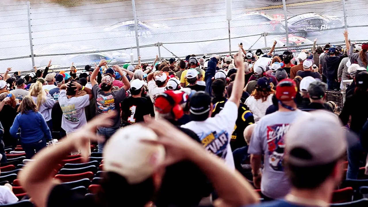 Kekacauan Talladega: Larson Menang, NASCAR Dikritik