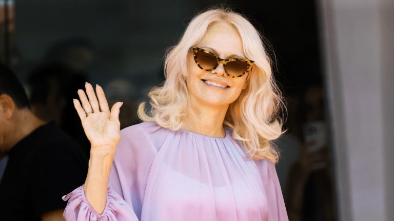 Pamela Anderson Tampil dengan Manikur Ombré 'French Fade'
