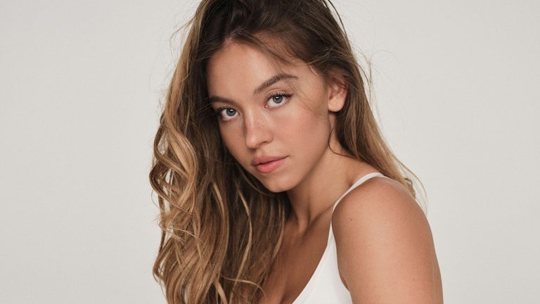 Sydney Sweeney Bintangi Iklan Liburan SYRN ala Home Alone