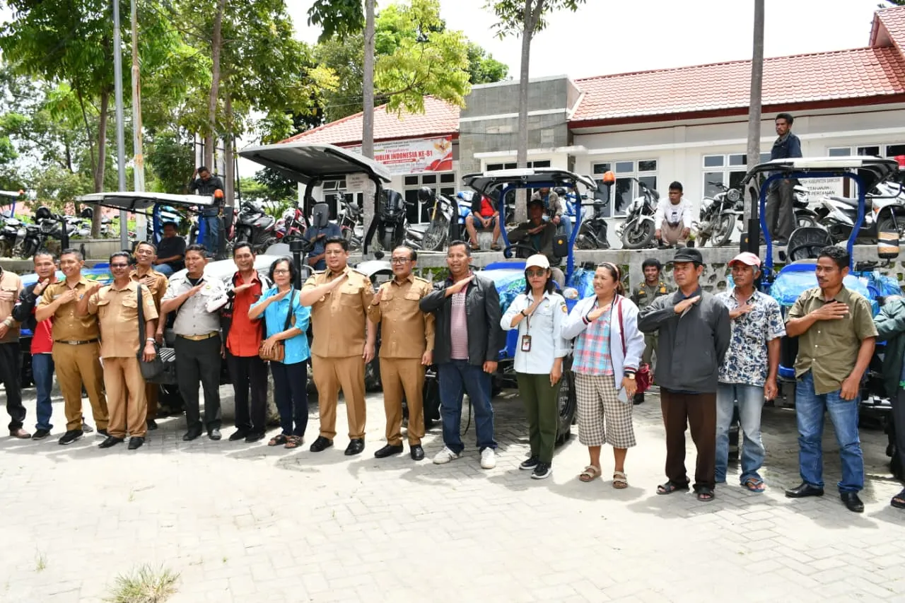 Pemkab Samosir Serahkan Alsintan ke 51 Kelompok Tani