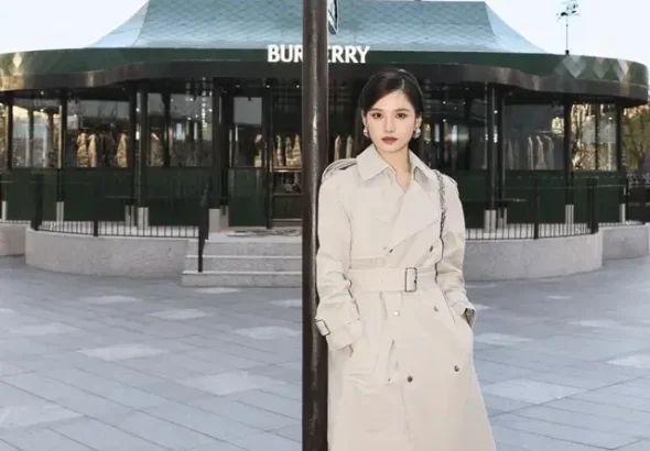 Dua Lipa Curi Perhatian: Dari Panggung Sastra London hingga Gaya Trench Coat yang Bikin Publik Terpukau