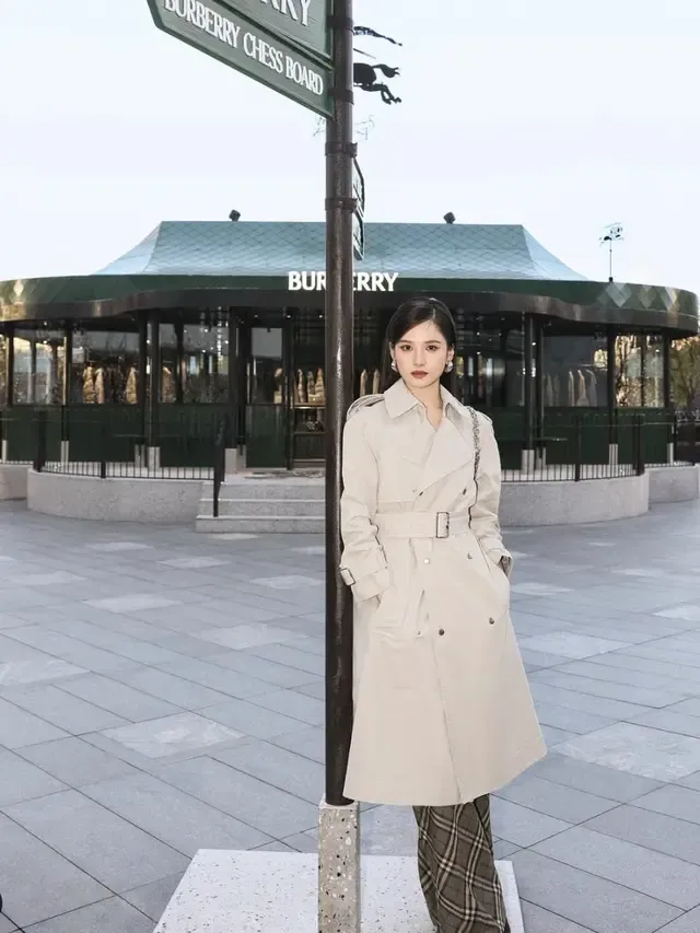 Dua Lipa Curi Perhatian: Dari Panggung Sastra London hingga Gaya Trench Coat yang Bikin Publik Terpukau