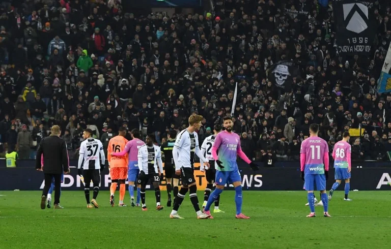Mike Maignan Minta Maaf Usai Kartu Merah, Ternyata Ini Deretan Kontroversi Sang Kiper AC Milan